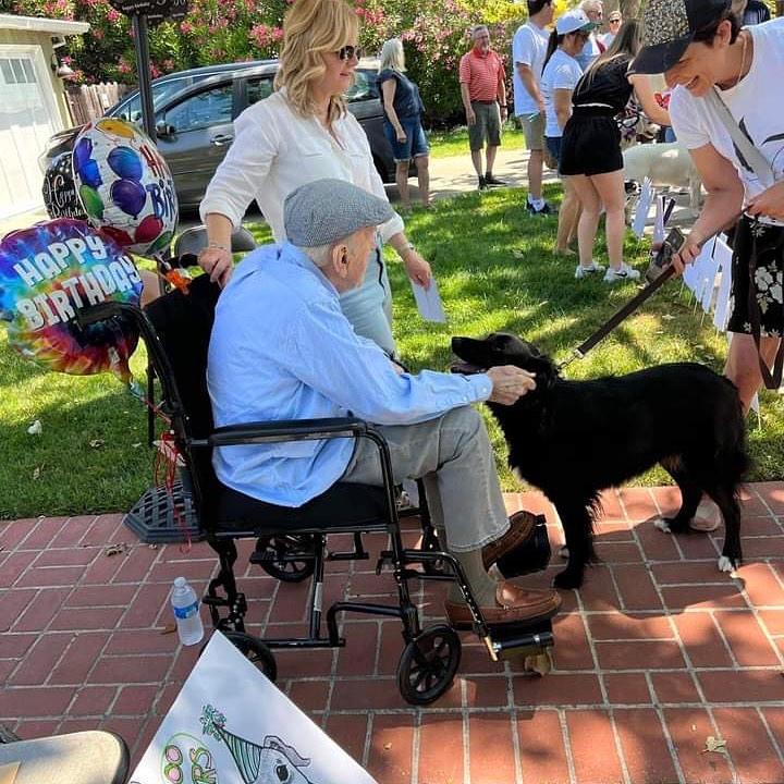 DR. MOORE ACOMPAÑADO DE PERROS