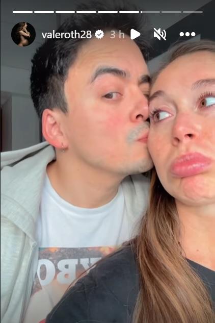 Vale Roth y su pareja