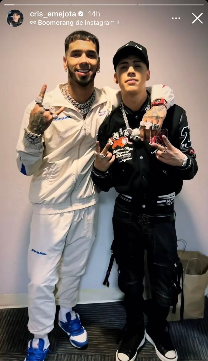 Cris Mj posando junto a Anuel AA.