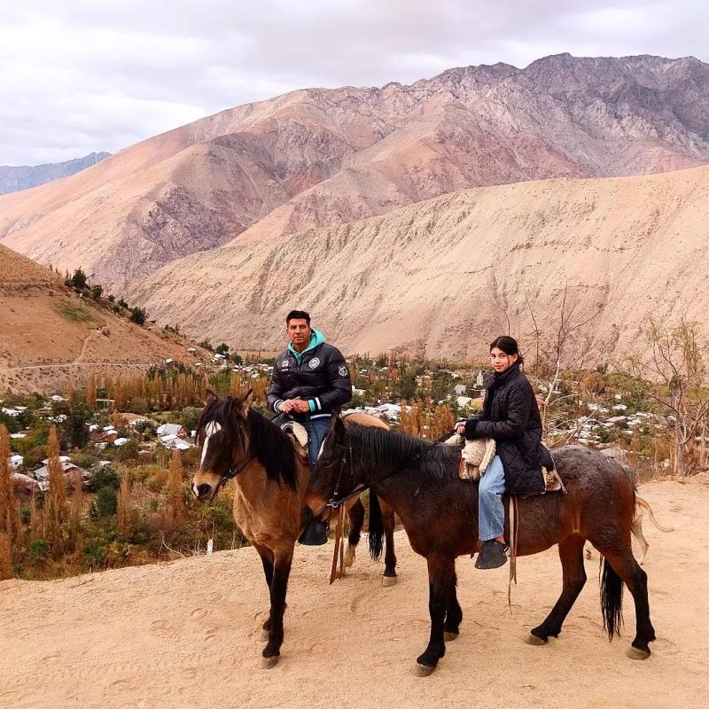 Mario Velasco y su hija paseando a caballo