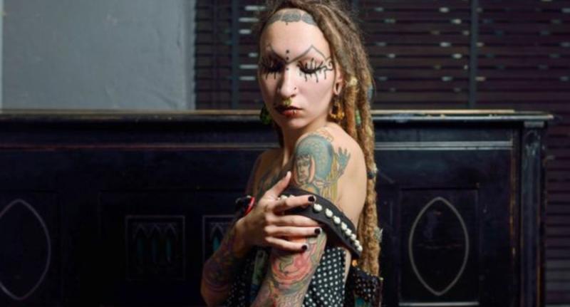 Mujer causa revuelto por el diseño de sus tatuajes