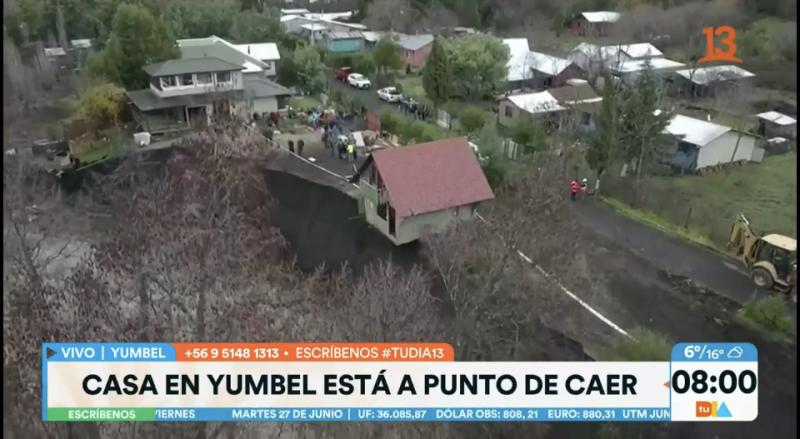 Casa en Yumbel a punto de caer al estero por crecida en caudal del Río Laja