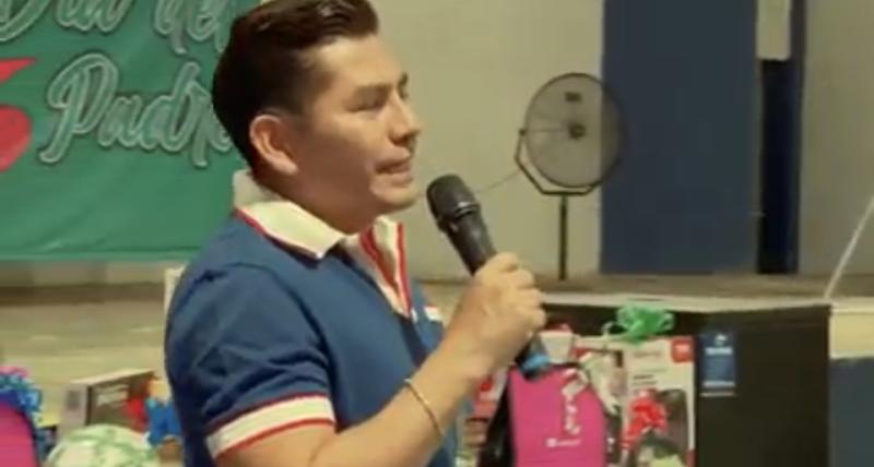 Alcalde organizó polémico show con strippers por el Día del Padre