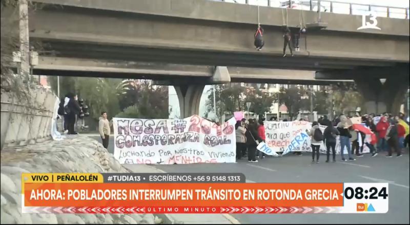 Personas se cuelgan en paso sobre nivel en Peñalolén: exigen respuesta habitacional