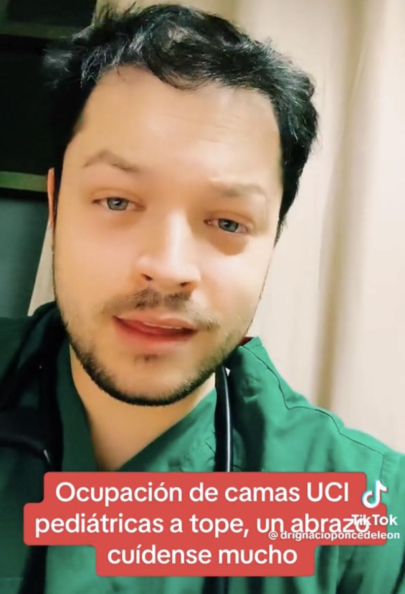 Médico tiktoker hace dramático llamado tras muerte de bebé por neumonía