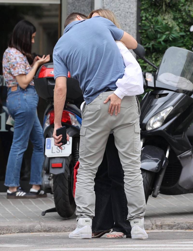 Gerard Piqué y Clara Chía son fotografiados besándose en Barcelona