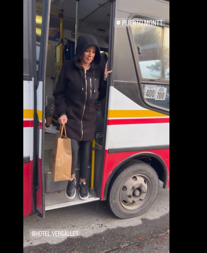Raquel Argandoña bajándose de la micro