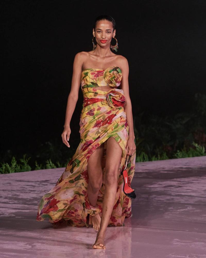 Explosión de color, alegría y energía: Carolina Herrera arrasó con su desfile en Río de Janeiro