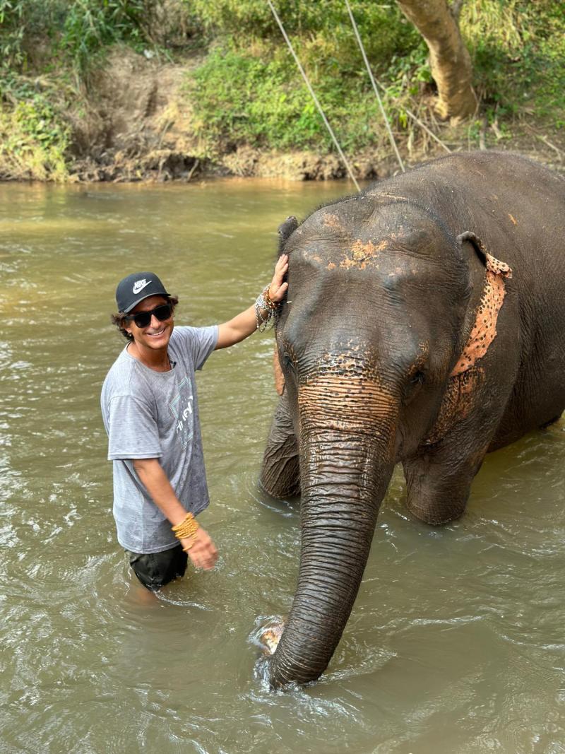 Claudio Iturra con un elefante