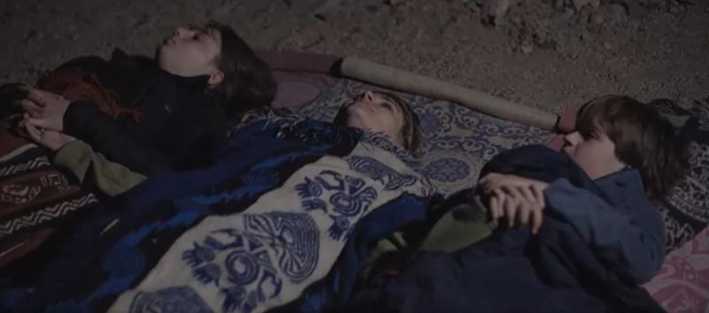 Amaya Forch viendo si aparece in OVNI junto a sus hijos