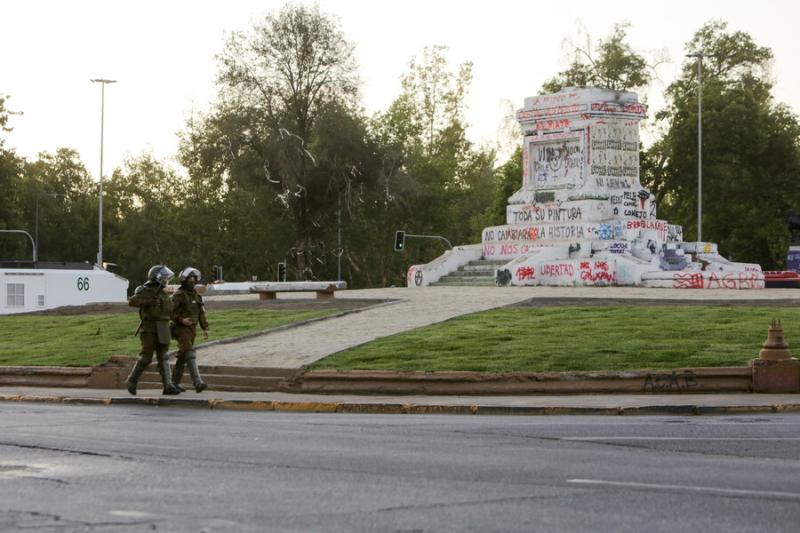 Base vandalizada Estatua General Baquedano