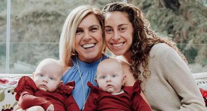 Vivi Kreutzberger posando con su hija Yael y sus nietas Naomí y Mía