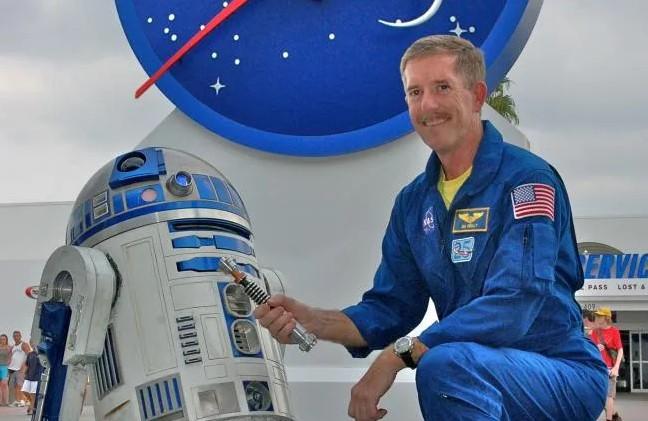 Presentación espada láser antes de ir al espacio