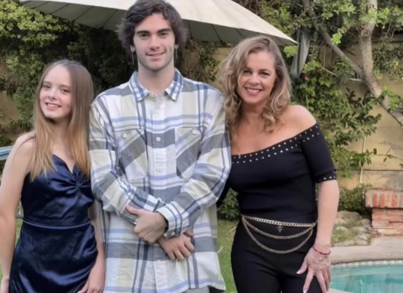 Titi García-Huidobro junto a sus dos hijos, Matías y María Fernanda