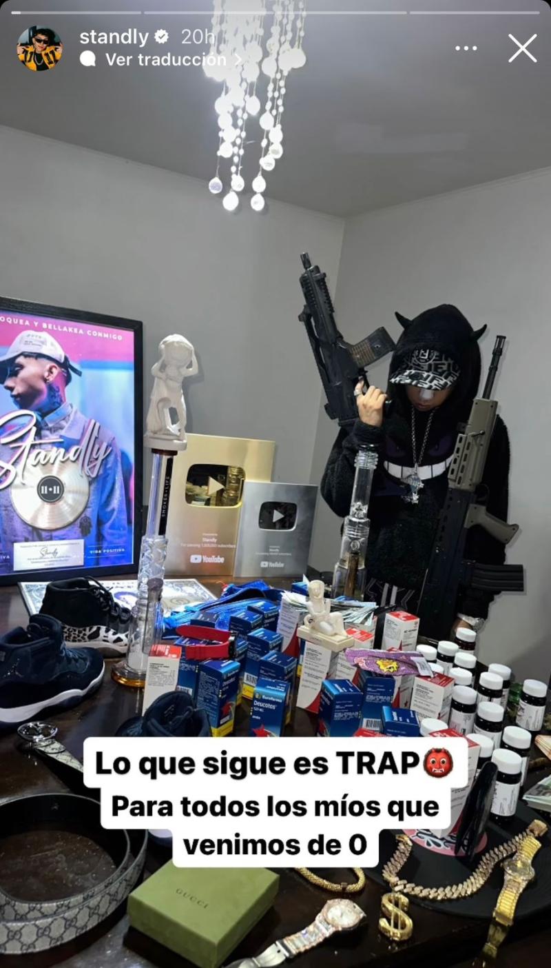 Standly impacta con polémica postal.