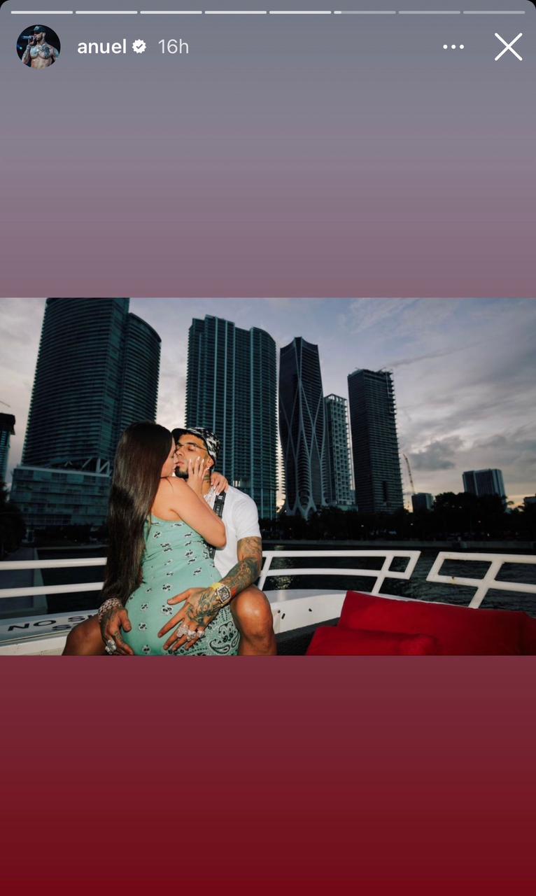 Anuel AA sorprende besando a misteriosa mujer.