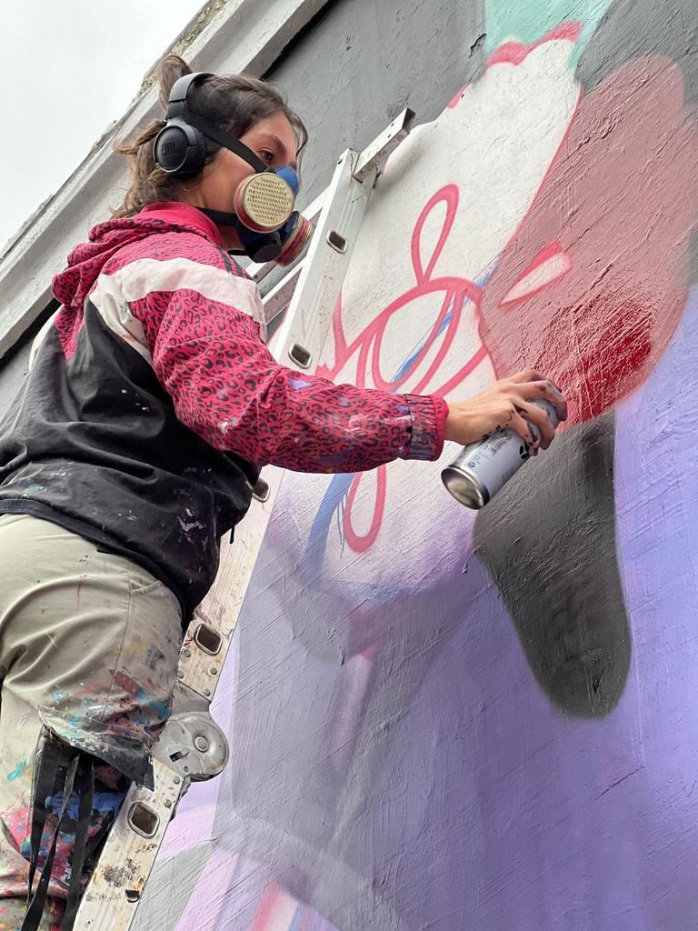 Muralistas trabajando en el Barrio Bellavista.