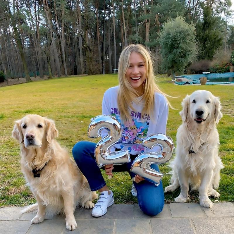 Anna Modler posó con los perros de Alexis Sánchez