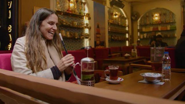 María Gracia Subercaseaux visitó Estambul y vapeó por primera vez en narguile.