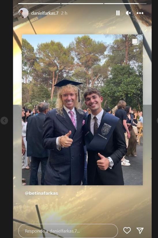 Leonardo Farkas junto a su hijo en su graduación.