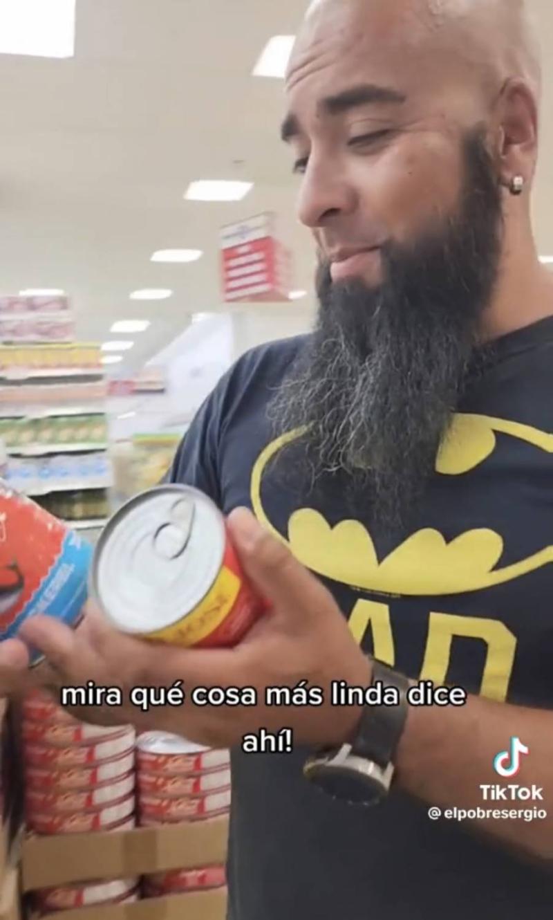 Chileno se emociona al ver una lata de jurel nacional en Estados Unidos