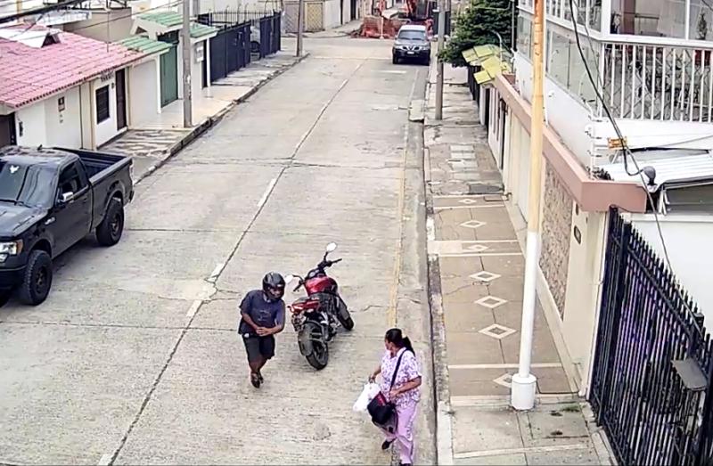 Conductor embistió 3 veces a motochorro que quería asaltar a una mujer