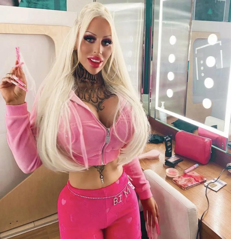 Mujer gasta millones para parecer una Barbie