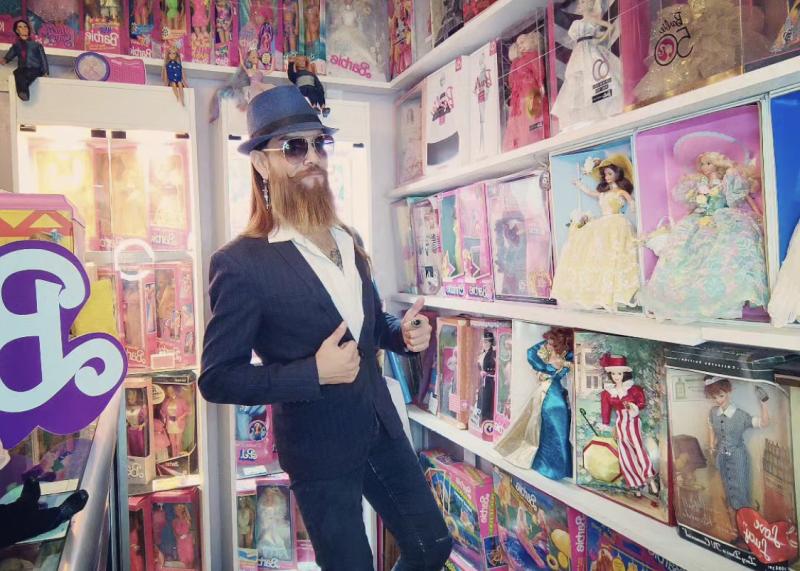 Chileno muestra su colección de Barbie de 320 muñecas