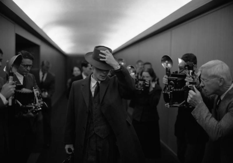 Oppenheimer factura 82 millones de dólares en su debut