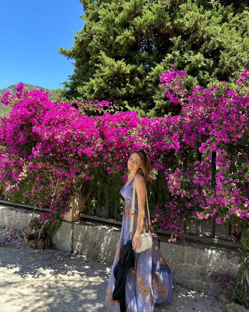 Martina Araneda encantó con look veraniego en Europa