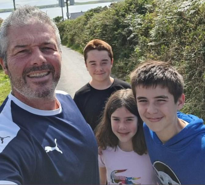 Michael Doherty junto a sus hijos