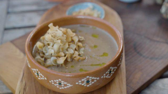 Matías Arteaga preparó una rica sopa invernal con topinambur.