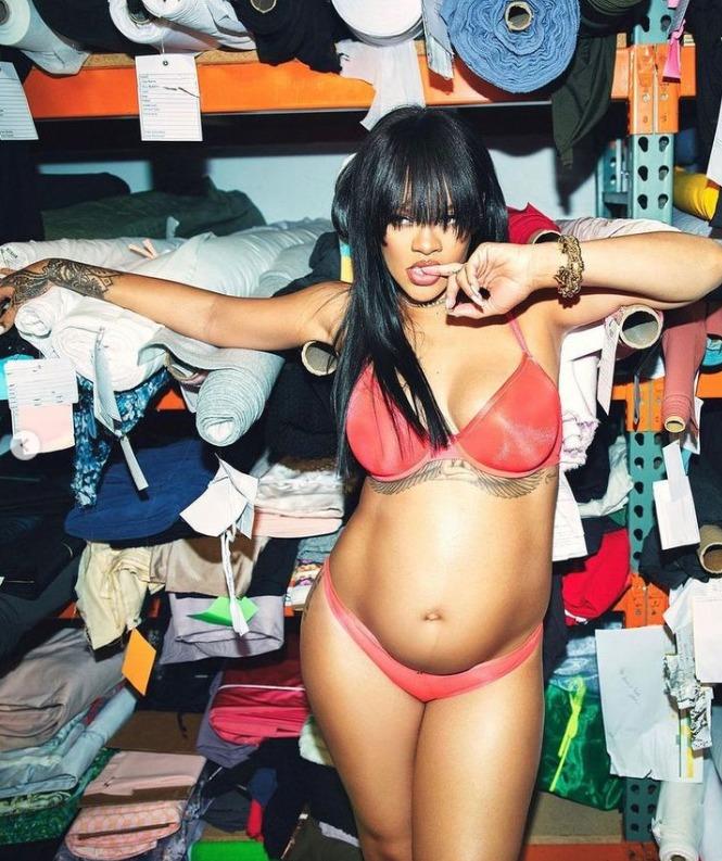 Rihanna muestra su pancita en lencería