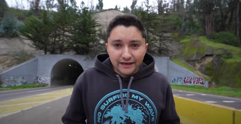 El youtuber Claux y de fondo el Túnel Los Gemelos