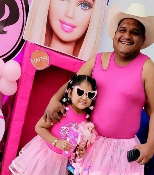 Padre se la jugó y se vistió igual que su hija pequeña para ir a ver Barbie