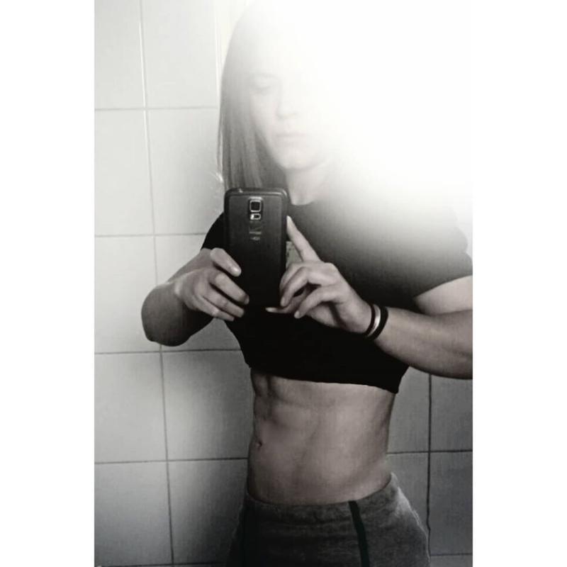 Scarleth Cárdenas suele lucir su trabajado abdomen