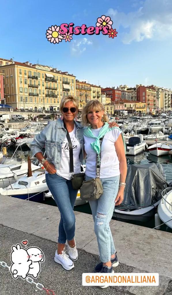 Raquel Argandoña disfruta de unas vacaciones junto a su hermana