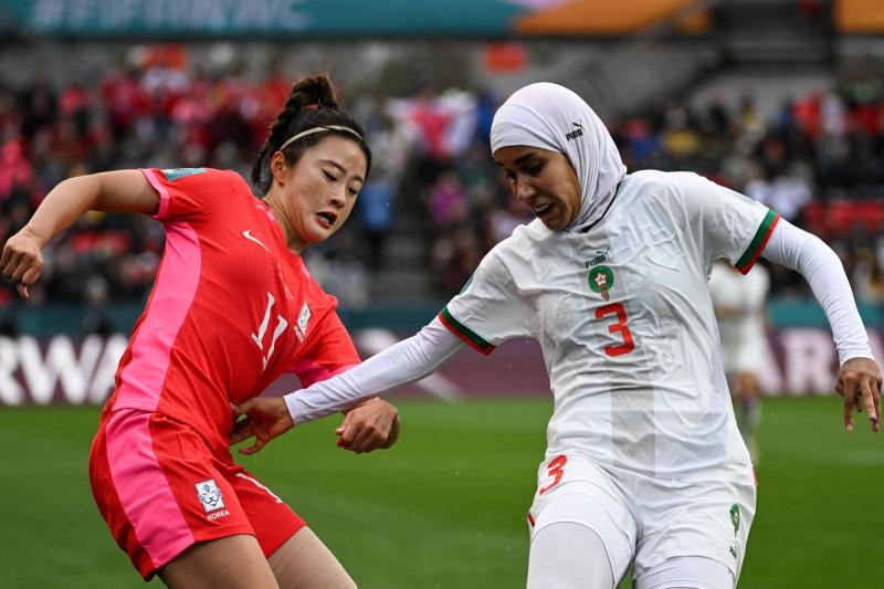 Nouhalia Benzina contra Corea de Sur jugando fútbol