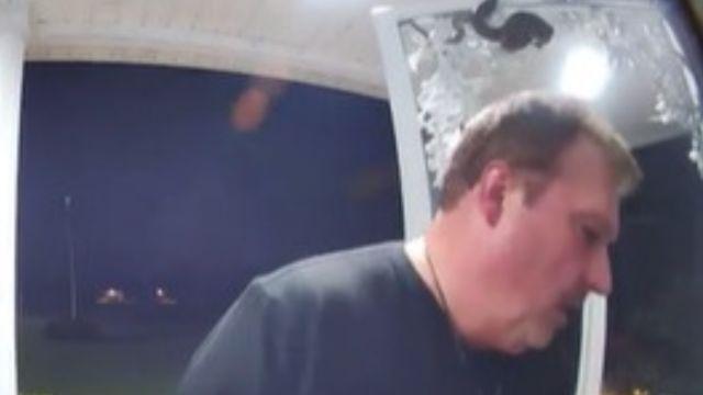 Hombre atacado por serpiente