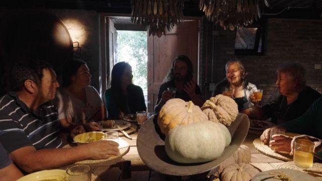 Carlo von Mühlenbrock instala los árboles cítricos para el patio de su casa sustentable.