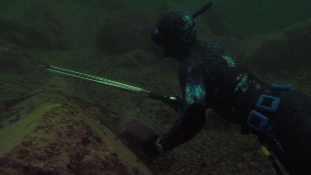 Caza submarina en la playa de Metri.