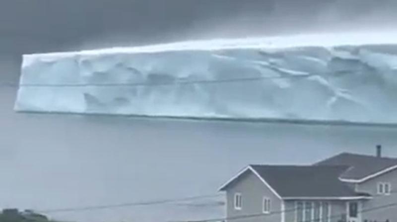 Iceberg a las puertas de localidad en Canadá