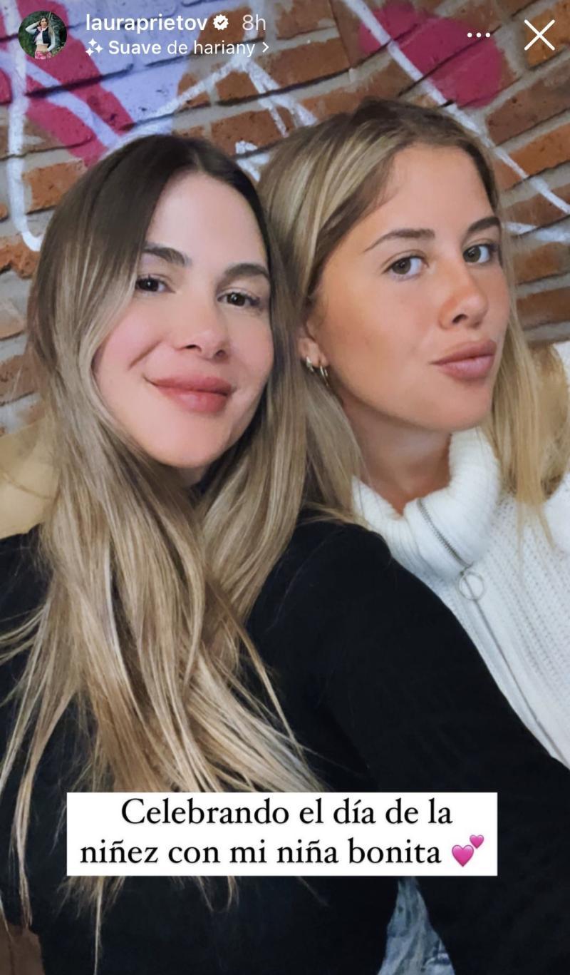 Laura Prieto junto a su hija adolescente