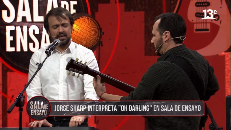 Jorge Sharp tocando el teclado