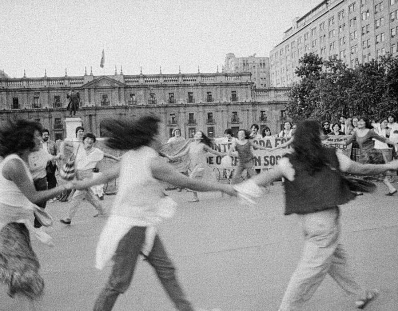 Exposición: Mariela Rivera, Imágenes suspendidas en el corazón y en la memoria. Ronda contra toda forma de opresión sobre la mujer de Mariela Rivera 1993.