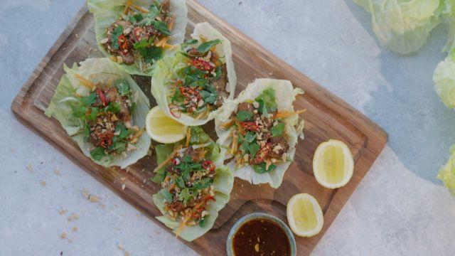 Matías Arteaga preparó unos tacos de lechuga rellenos de cerdo.