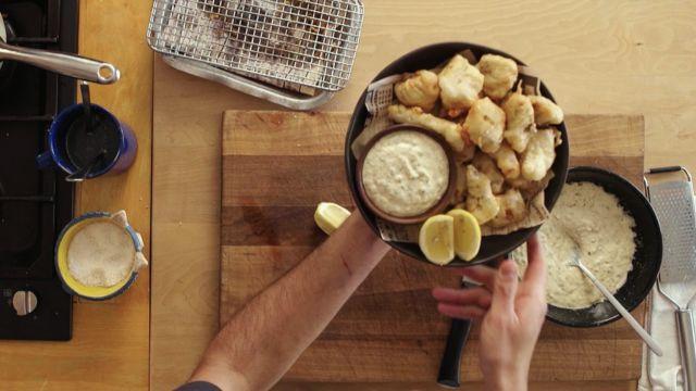 Calugas de congrio con salsa tártara.