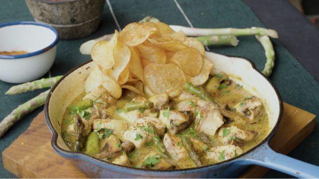 Guiso de congrio con chips de papas.