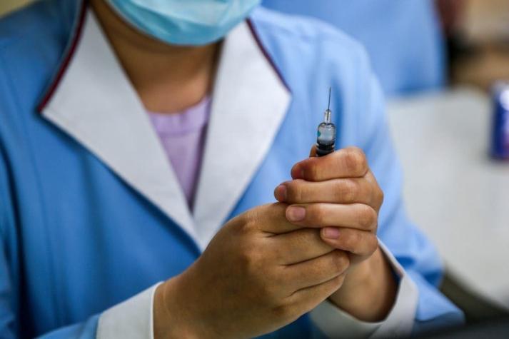 Reino Unido adelanta campaña de vacunación contra COVID-19