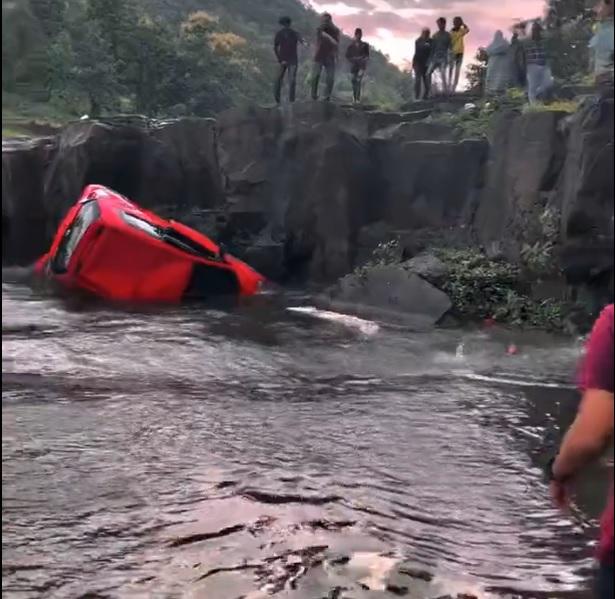 Auto con pasajeros cae al agua en una cascada en la India